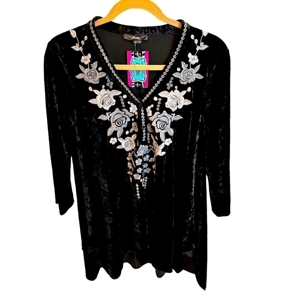 Andree by Unit Monochromatic Black Floral Embroidered Black Velvet Tunic New